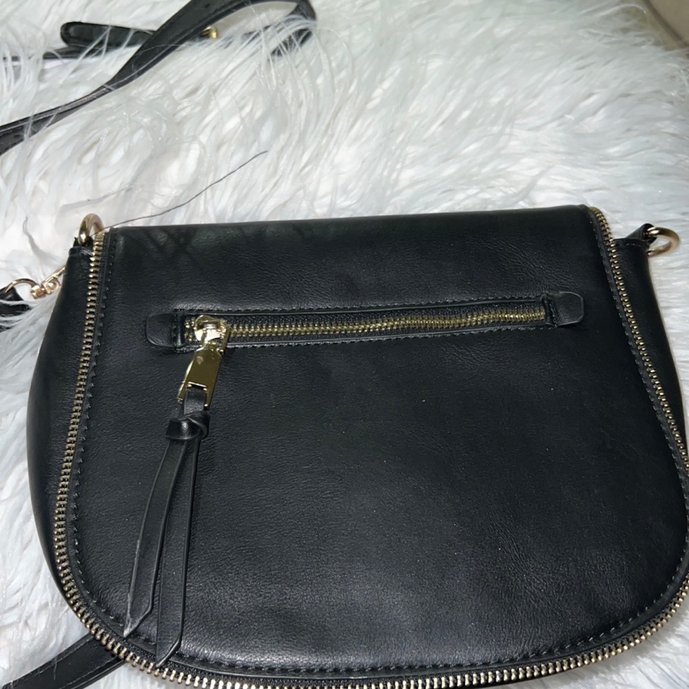 Black Crossbody bag gold zipper good condition brand new